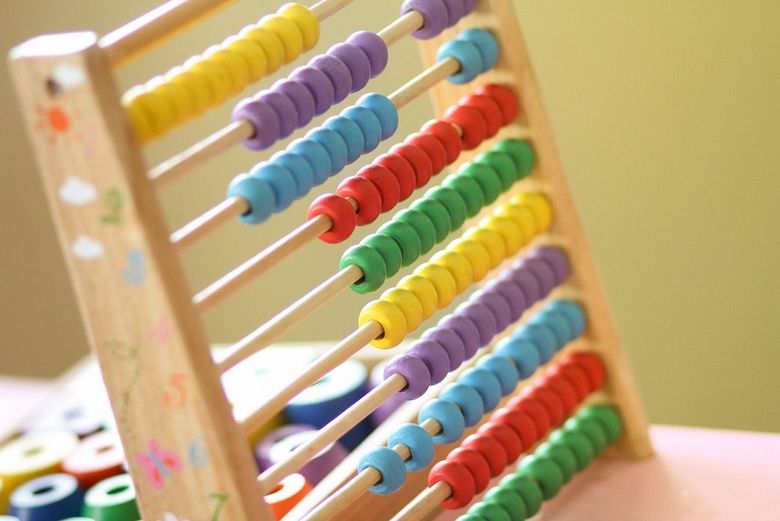 Ein Zählrahmen mit farbigen Holzkugeln. Foto: pixbay/Pexels